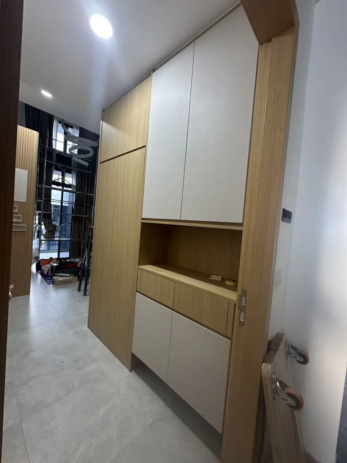 Entrance storage cabinet with an open display niche and drawers