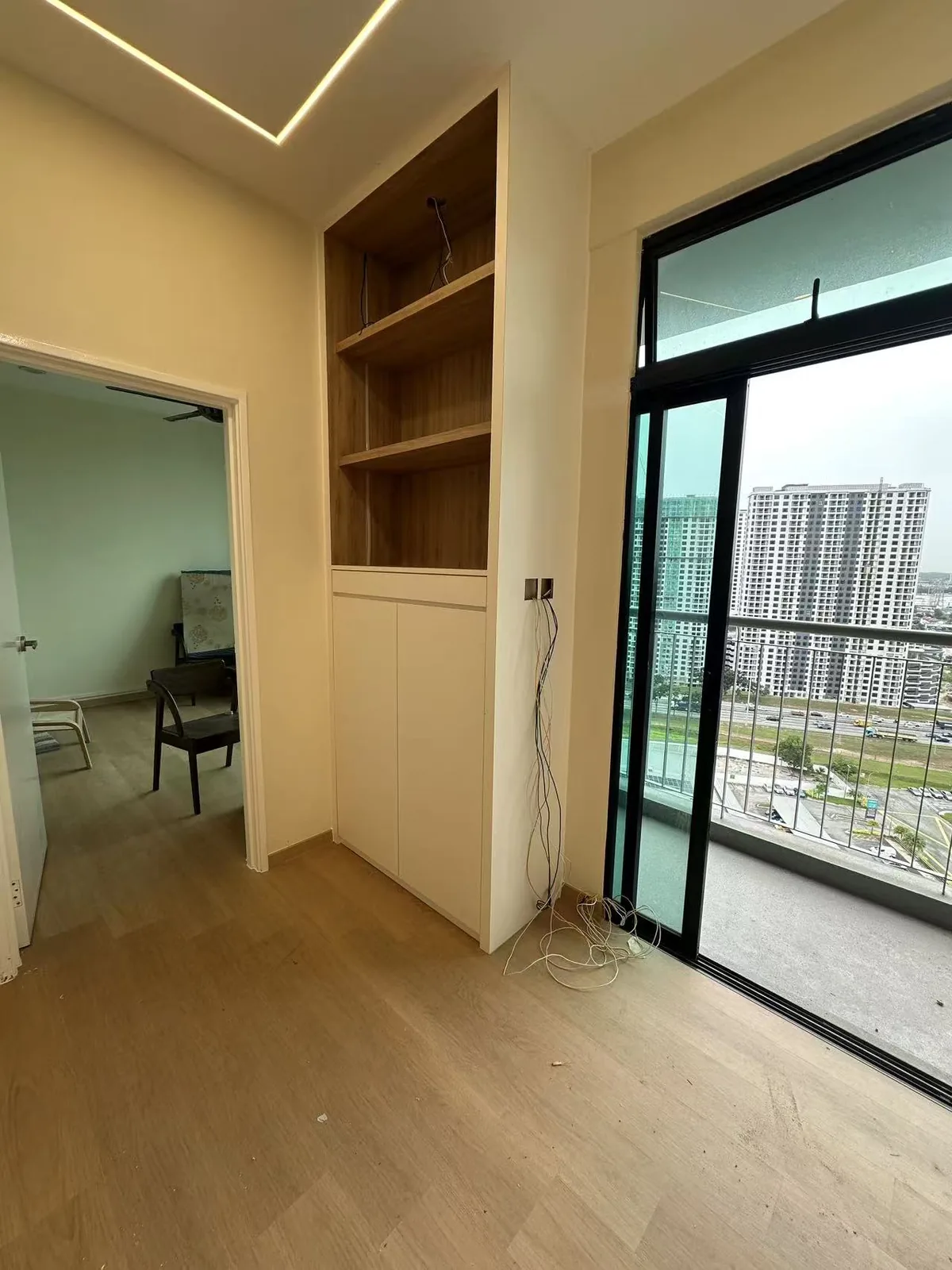 Built-in display shelving by the balcony window