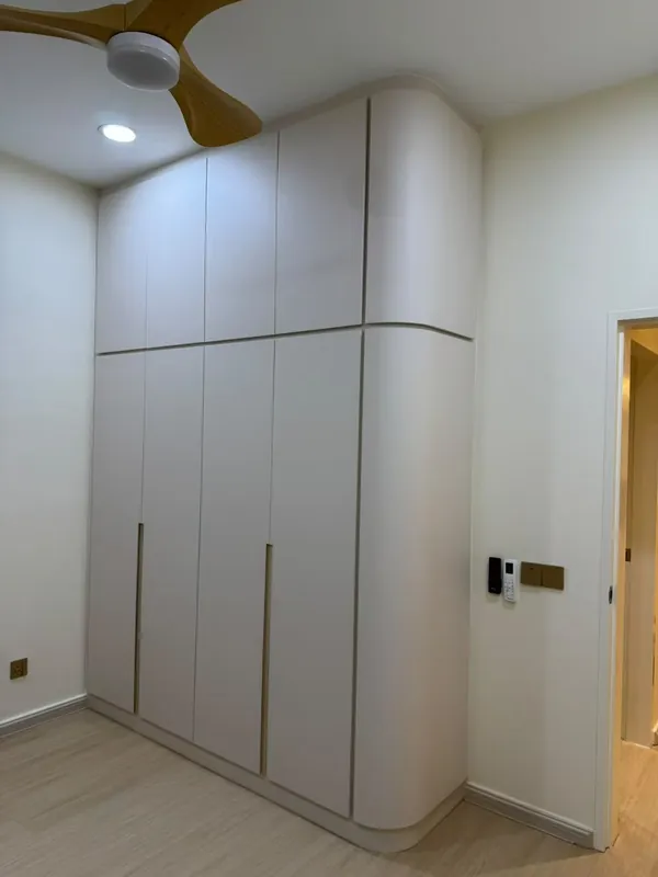 Handleless cream bedroom wardrobe — Johor Bahru